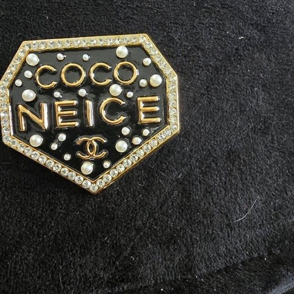 Channel Black and Gold Brooch - Picture 1 of 6